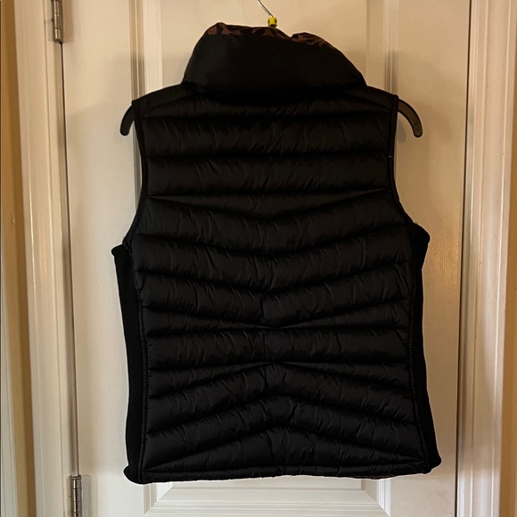 Elegant Black Quilted Vest with Animal Print Interior - Picture 6 of 6